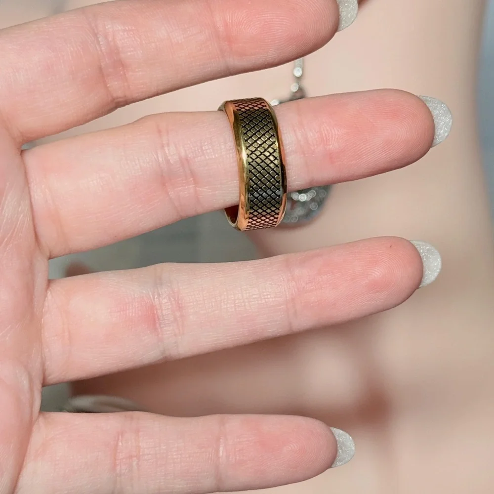 Gold Textured Ring (18 mm). - Picture 4 of 5